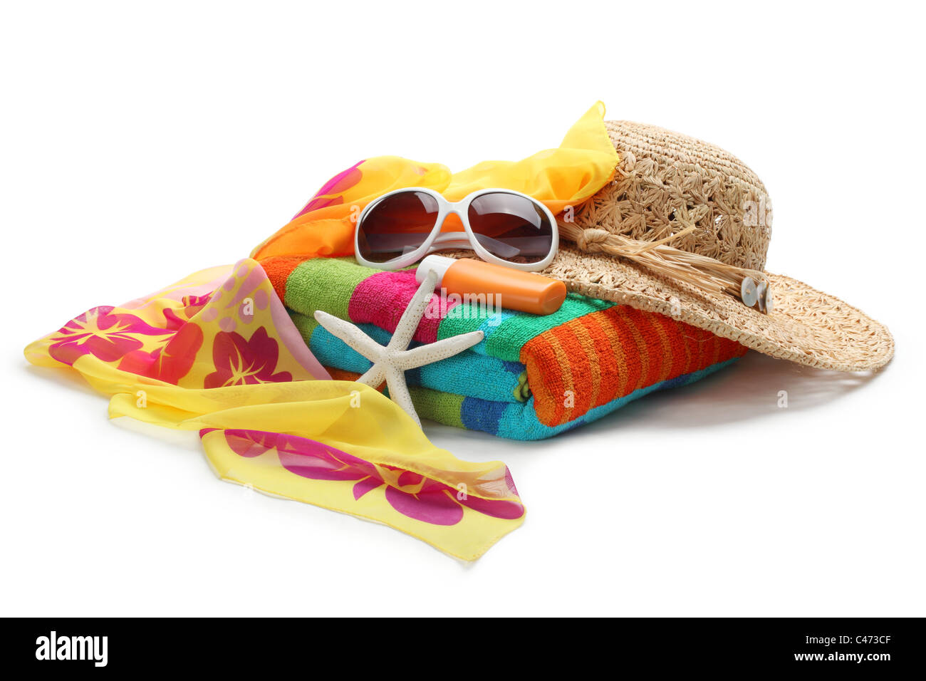 Strand-Accessoires - Stroh Hut, Schal, Sonnenbrille und Handtuch isoliert auf weißem Hintergrund. Stockfoto