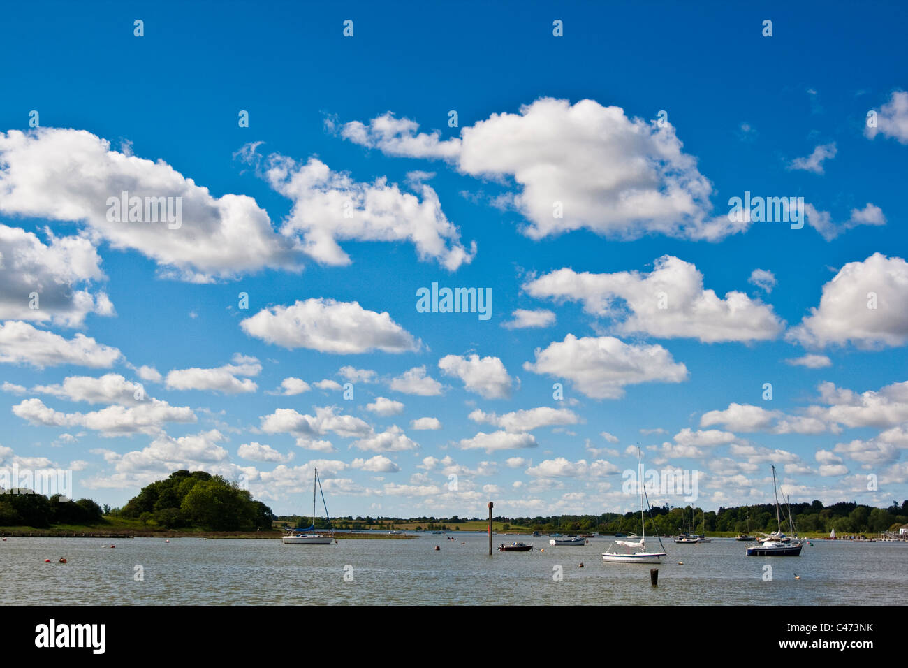 Wolkenformationen über River Deben Woodbirdge Stockfoto