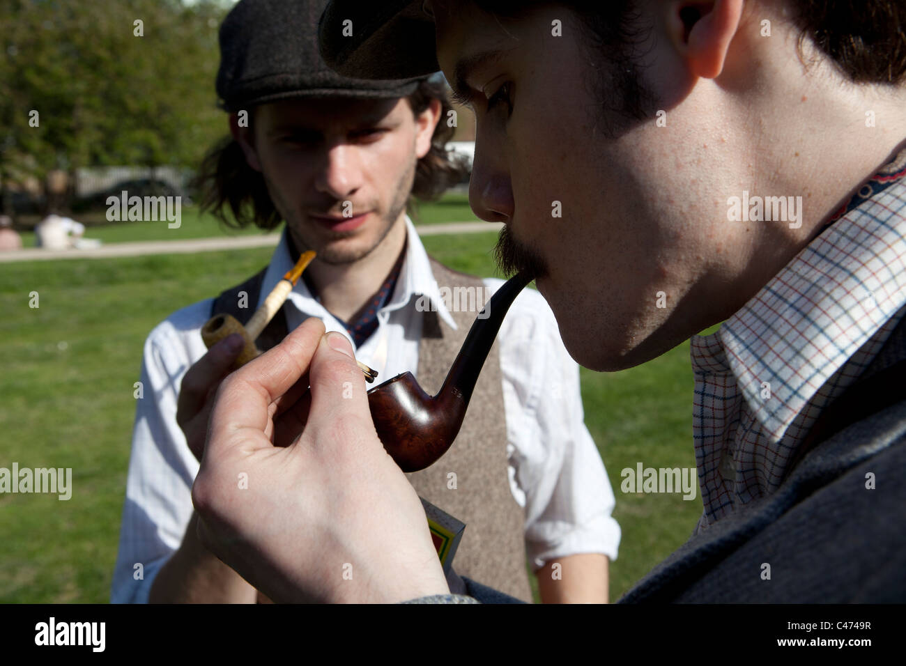 Der Tweed Run, London, UK, 11. April 2011: Teilnehmer entspannen Sie am Ende der Fahrt in Hackney Stockfoto