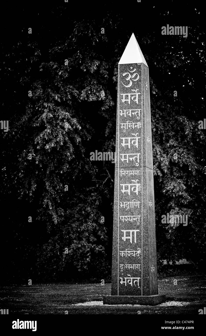 OM und Sanskrit auf den Frieden Obelisk Waterperry Gardens, Wheatley, Oxfordshire, Vereinigtes Königreich. Monochrom Stockfoto