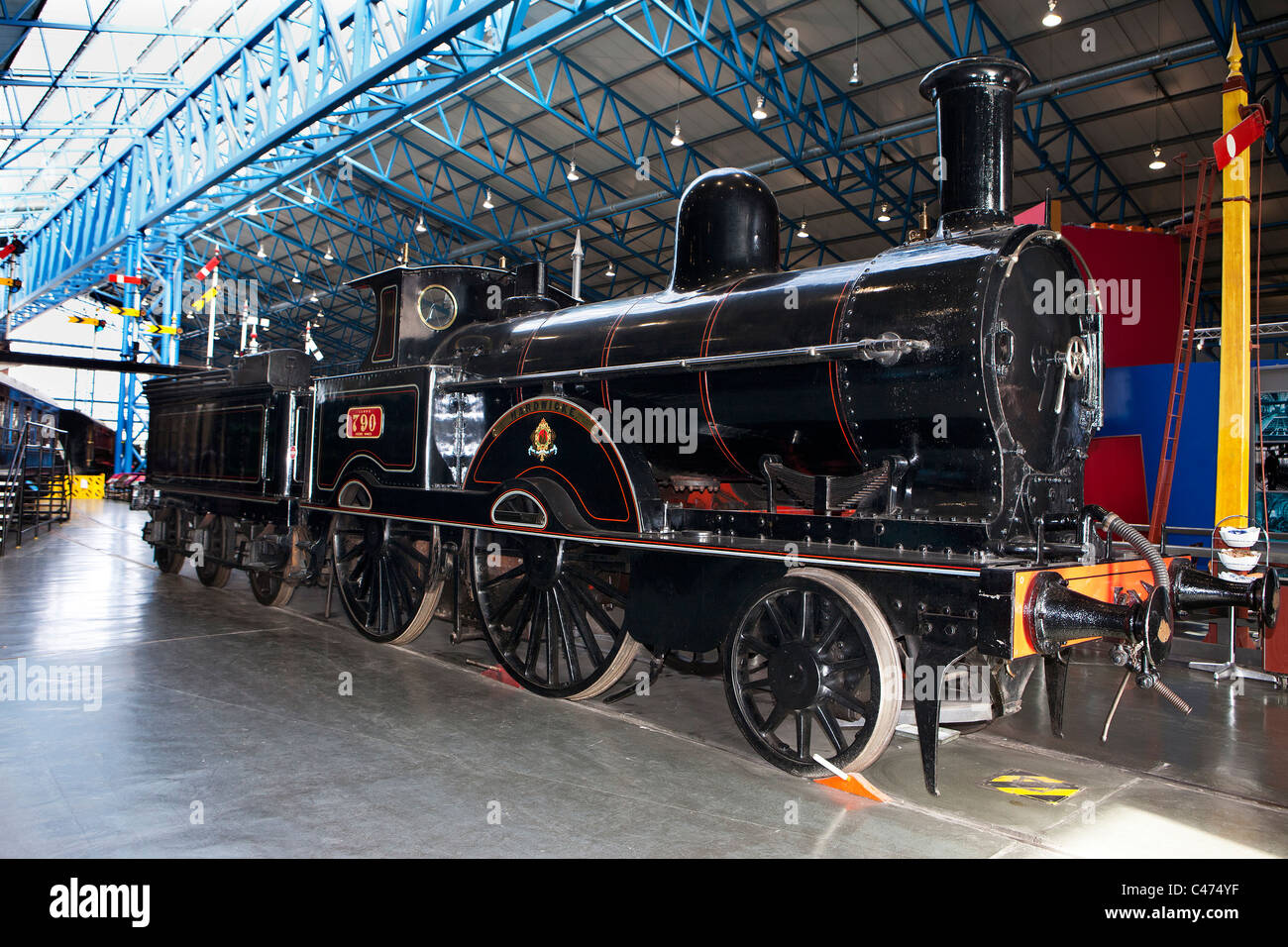 LNWR Nr. 790 Hardwicke Lokomotive in der Aula der National Railway Museum, York angezeigt. Stockfoto