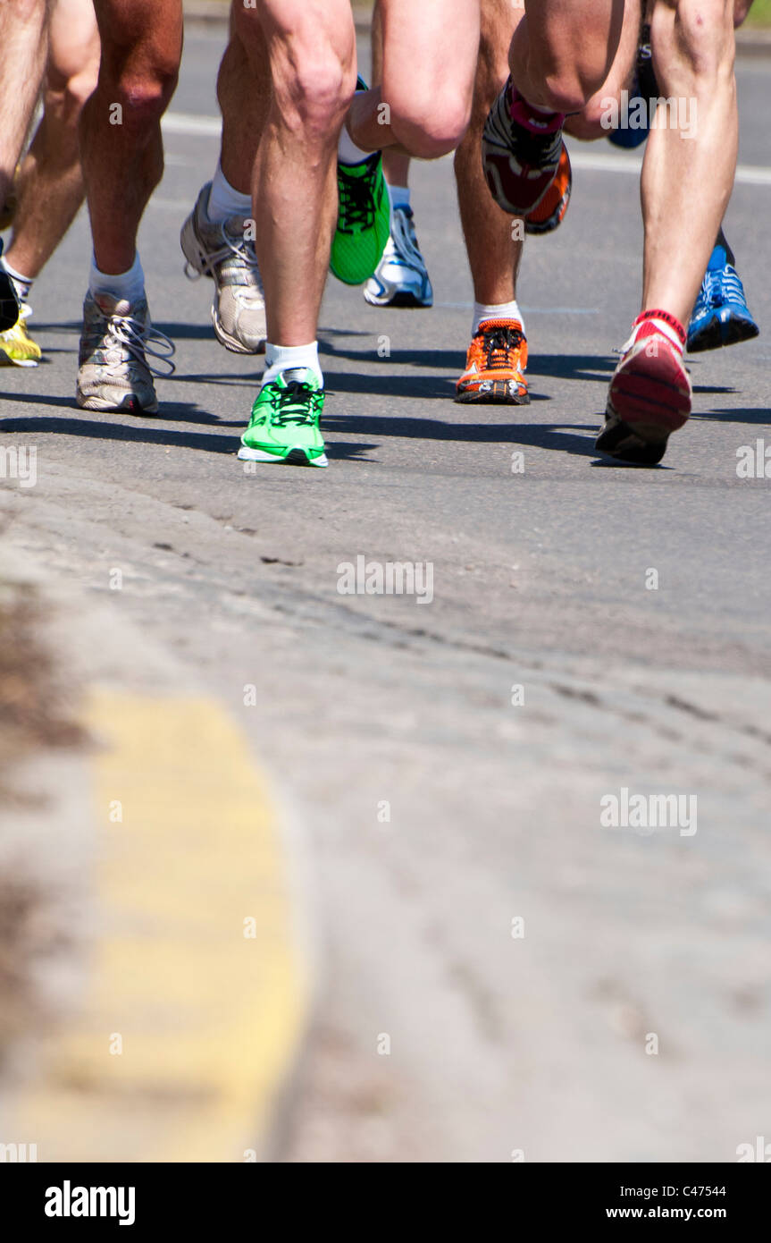 Beine der Marathonläufer Stockfoto