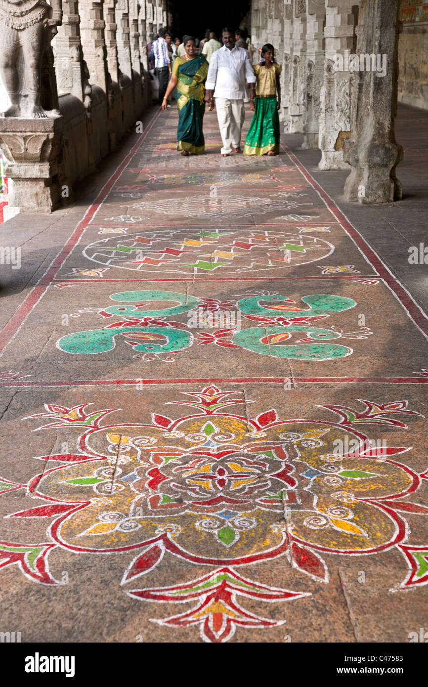 Rangoli (traditioneller Fußboden-Dekoration). Sri-Meenakshi-Tempel. Madurai. Tamil Nadu. Indien Stockfoto
