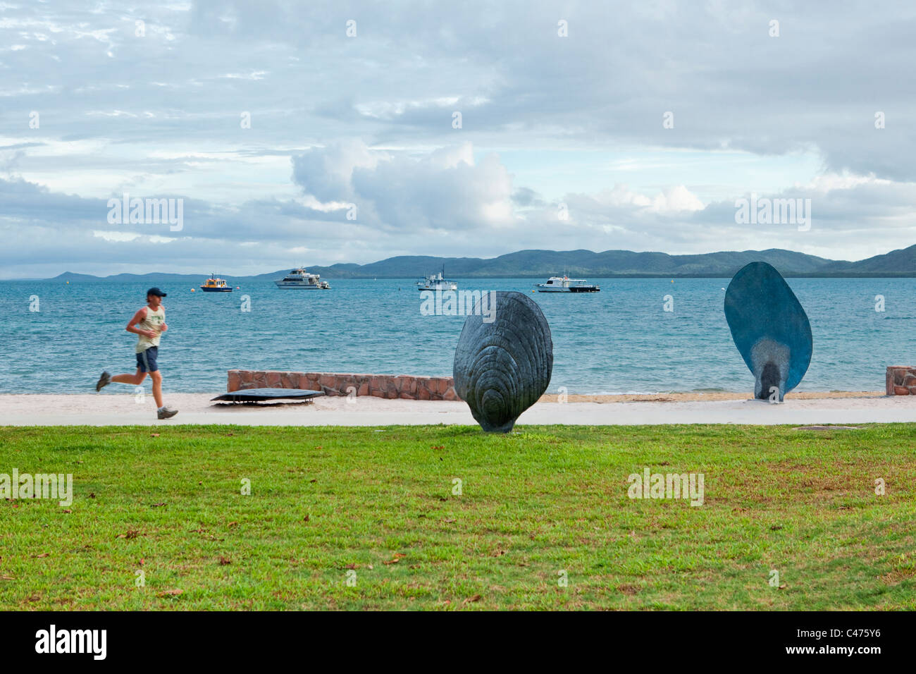 Jogger und öffentlichen Kunstwerke auf der Victoria Parade-Vorland. Thursday Island, Torres-Strait-Inseln, Queensland, Australien Stockfoto