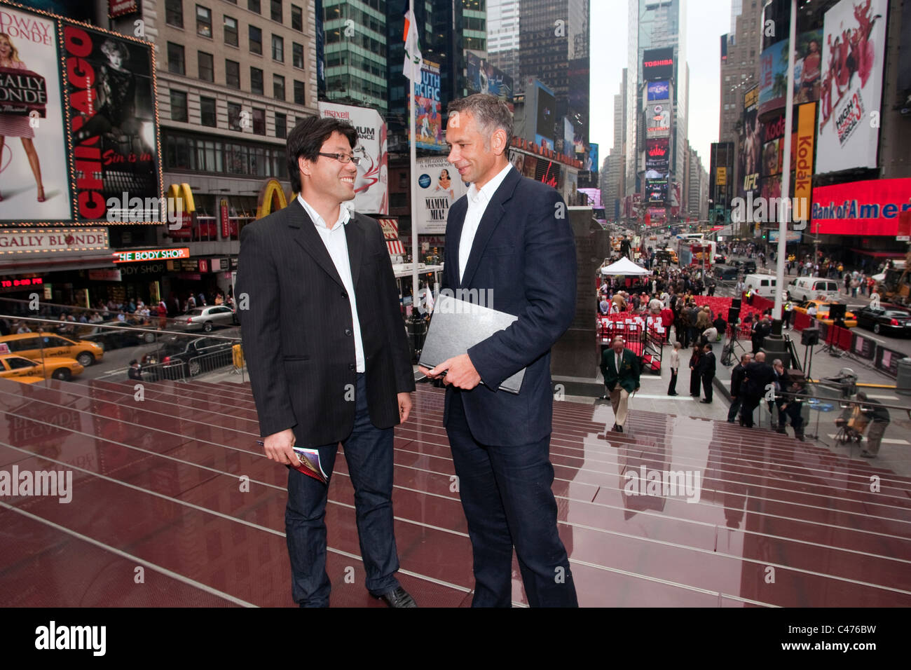 Australische Architekten Tai Ropiha (links) und John Choi VVK Ticket Times Square Ticket Boot mit roten Treppe Stockfoto