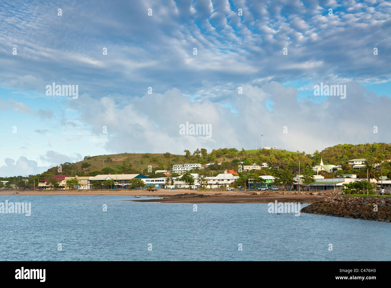 Thursday Island Township mit grünen Hügel im Hintergrund. Thursday Island, Torres-Strait-Inseln, Queensland, Australien Stockfoto