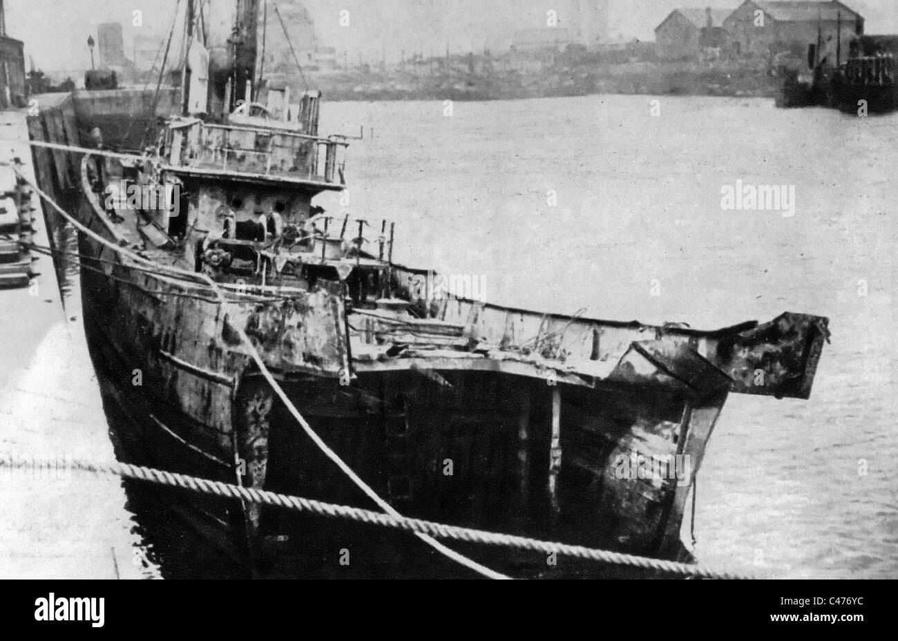 Ein Trawler, die eine Mine mit ihr getroffen Bogen aus - Weltkrieg geblasen Stockfoto