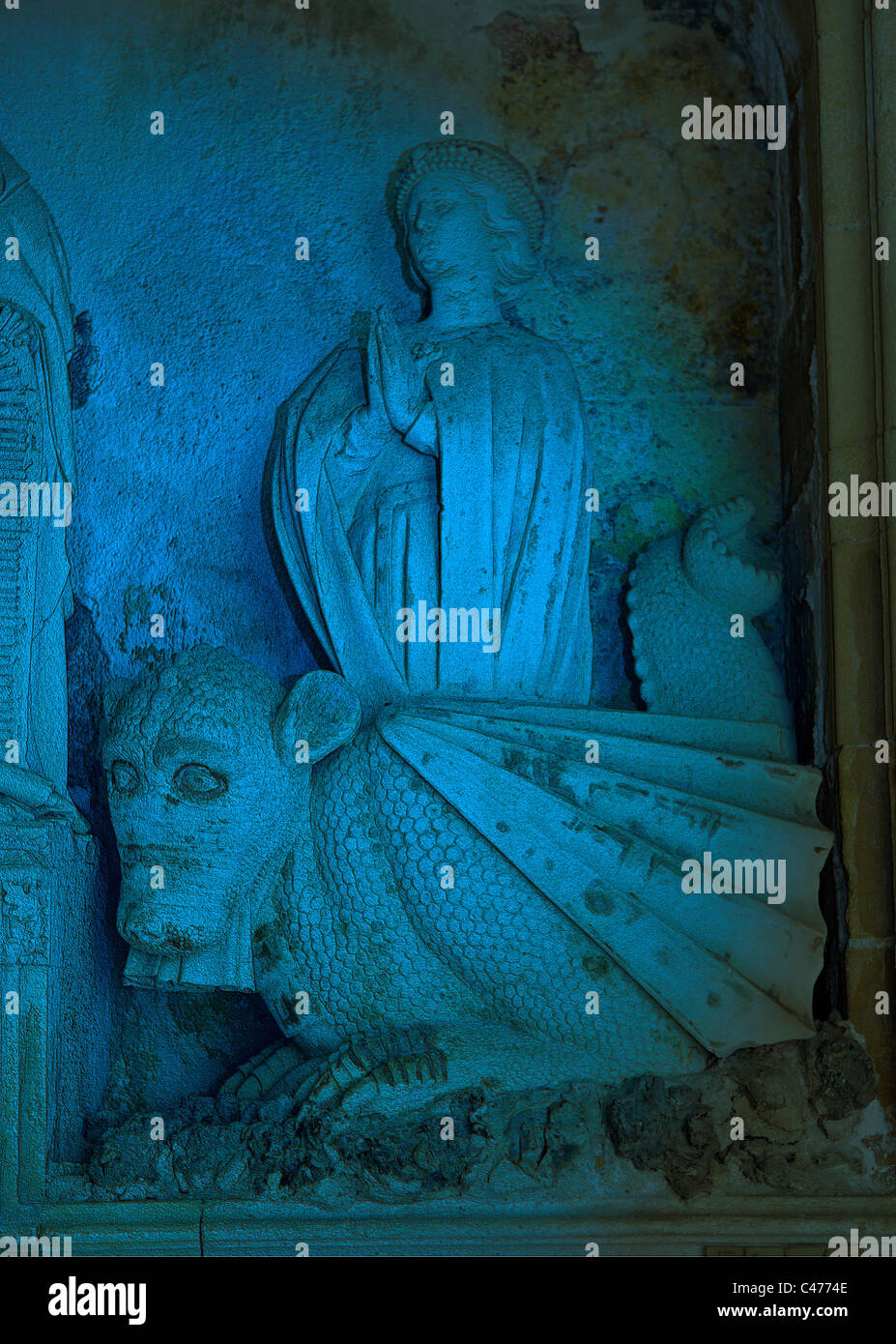 Kathedrale des Heiligsten Erlösers, Aix-En-Provence, Frankreich. Detail der Aygosi Familie Steinaltar. Drache mit St. Margarete von Antiochia Stockfoto