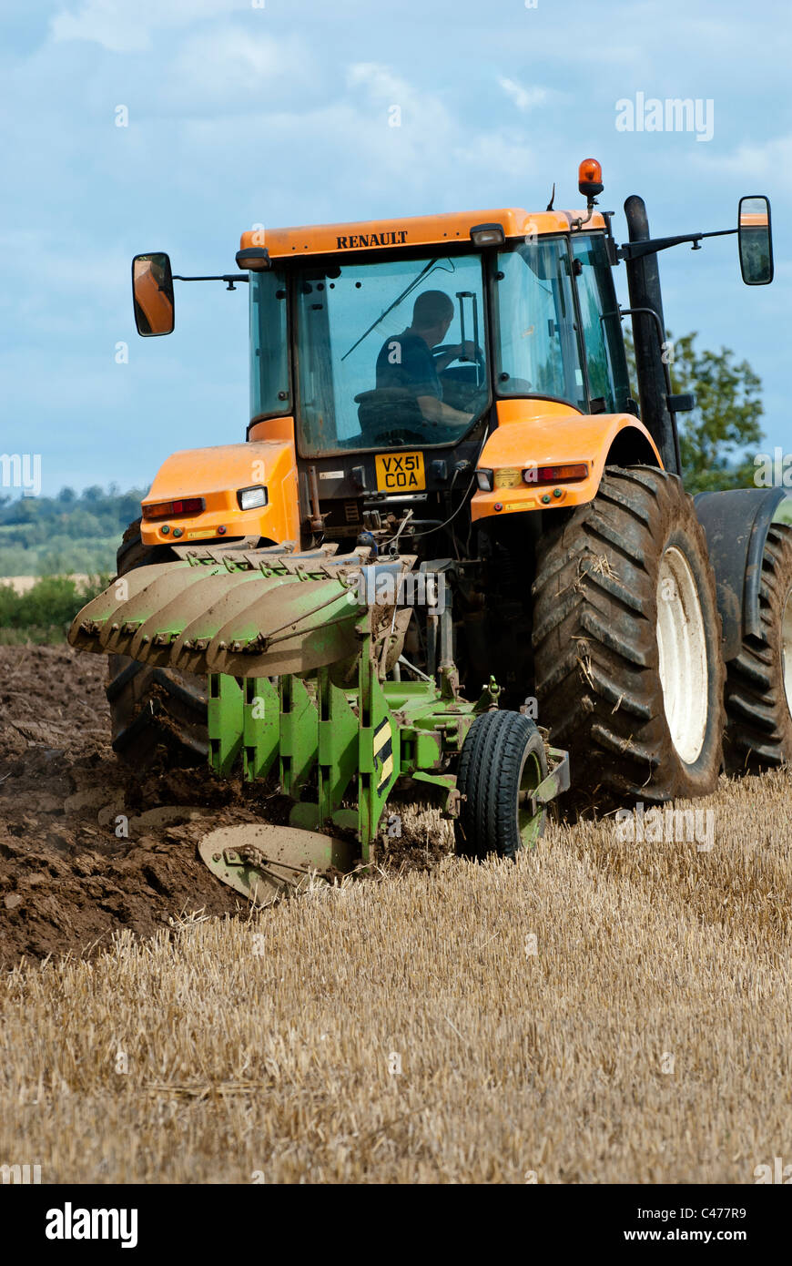 Renault Traktor pflügen ein Feld nach der Ernte ist abgeschlossen Stockfoto