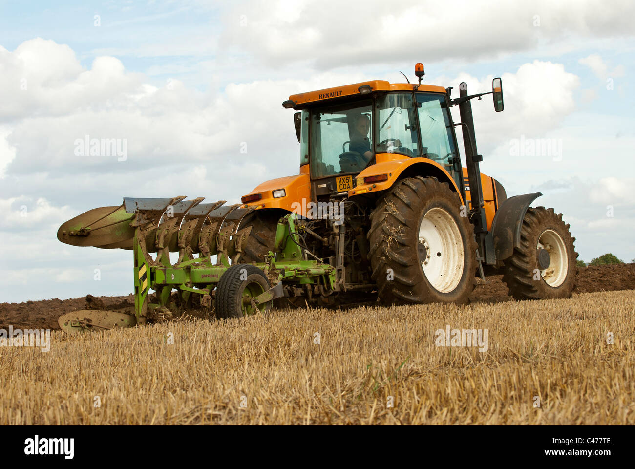 Renault Traktor pflügen ein Feld nach der Ernte ist abgeschlossen Stockfoto