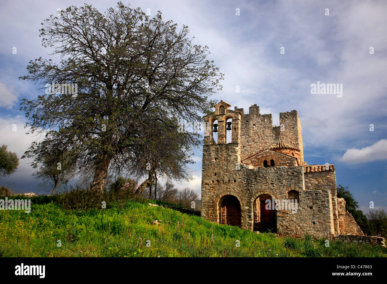 Panagia Chryssafitissa, byzantinische Kirche aus dem 11. Jahrhundert, mit einem Krieg-Turm "eingebaut". Lakonia, Griechenland Stockfoto