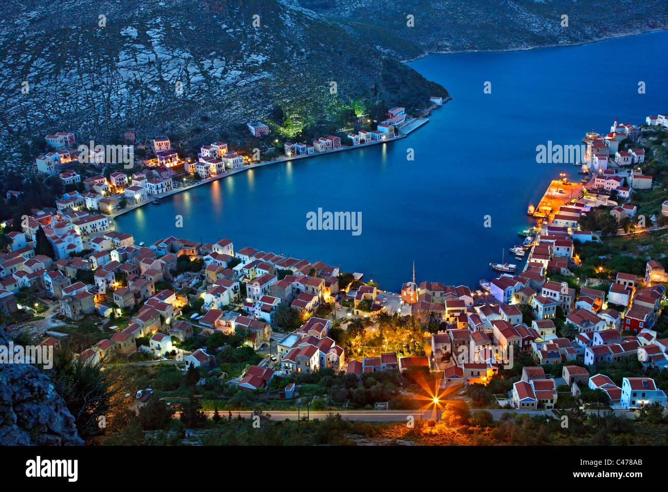 Panoramablick auf das Dorf und den Hafen der Insel Kastellorizo vom Weg, der zum Heiligen Georg Kloster geht. Greeceg Stockfoto