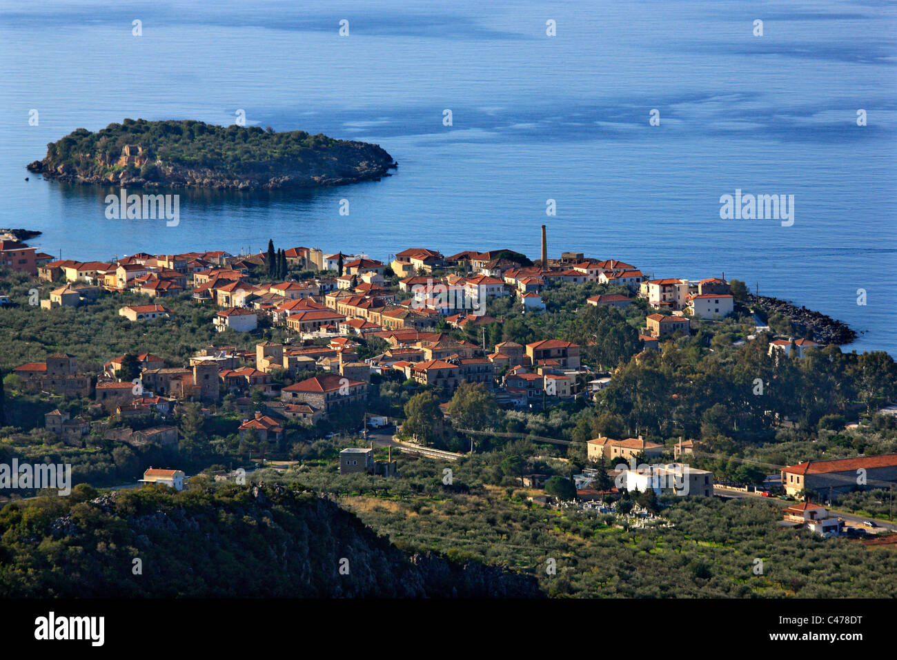 Panoramablick über Kardamyli, "Hauptstadt" der westliche Mani mit Meropi Inselchen in der BG, Präfektur Messenien, Peloponnes, Griechenland Stockfoto