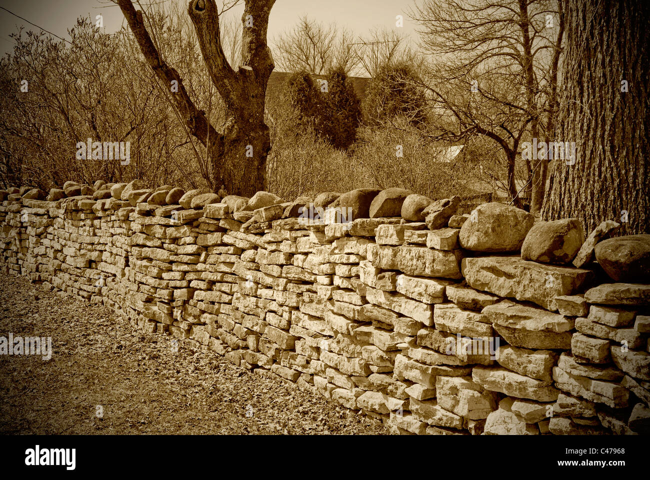 Eine sehr alte Steinmauer im Land. Stockfoto