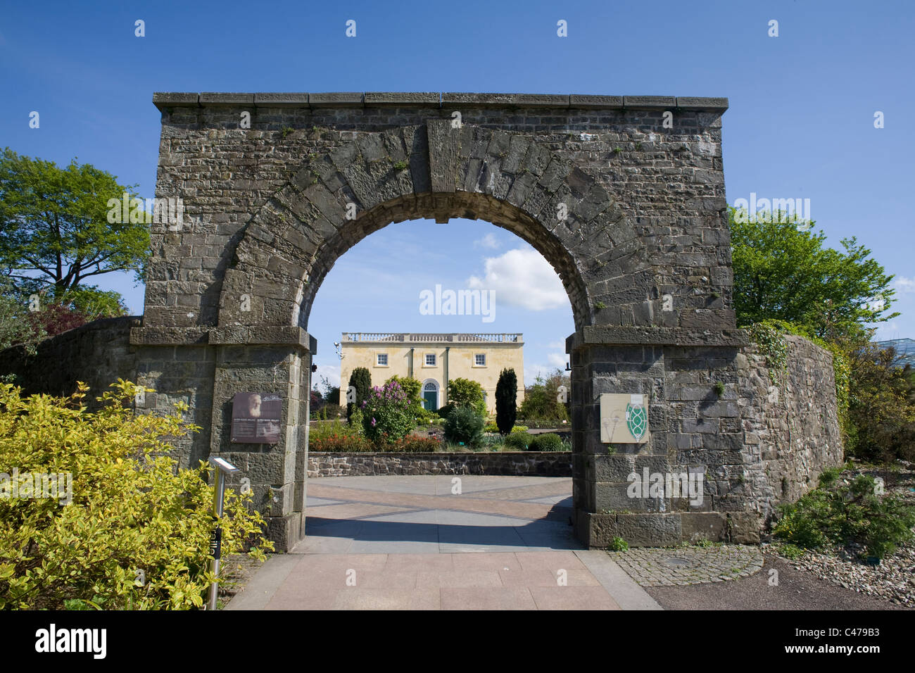 Nationaler Botanischer Garten von Wales, Bogen in Wallace Garten mit Fürstentum Stockfoto