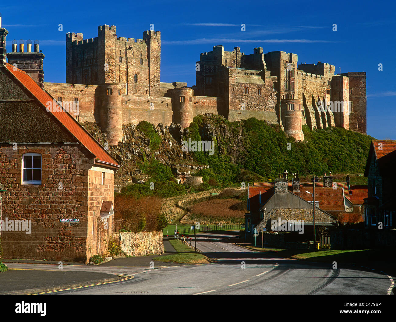 Sonnigen Blick auf Bamburgh Castle und Dorf, Bamburgh, Northumberland Stockfoto