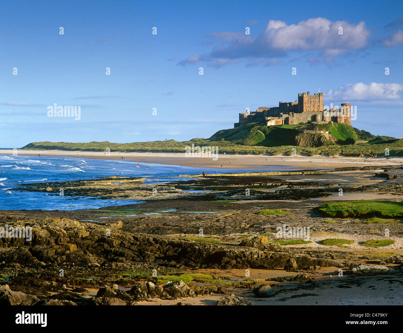 Bamburgh Castle und Bucht an der Northumberland Küste Stockfoto