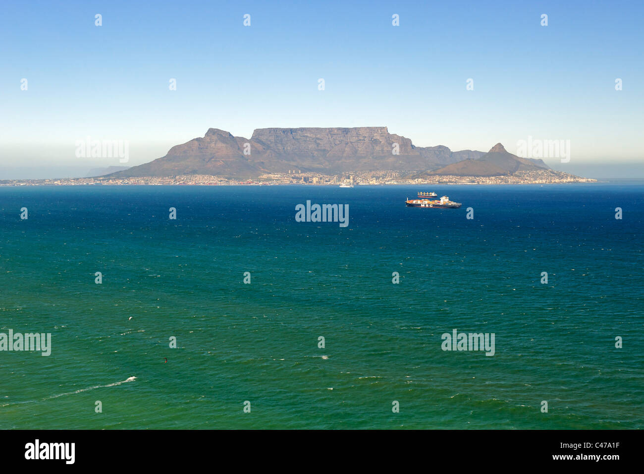 Luftaufnahme über Table Bay, den Tafelberg und die City of Cape Town in Südafrika zeigen. Stockfoto