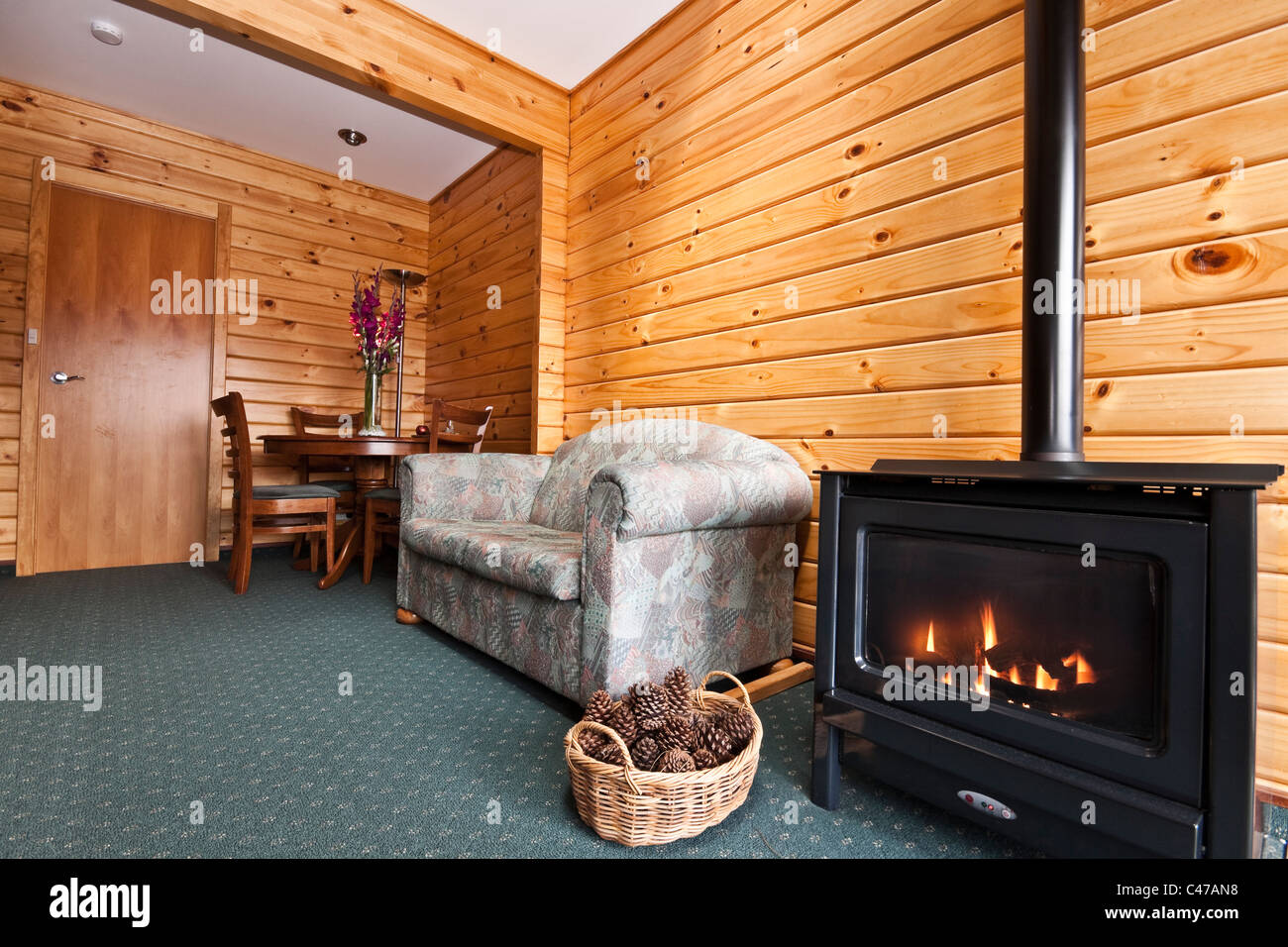 Schöne warme Einrichtung Mountain Lodge Wohnung. Fox Glacier Lodge, Fox Glacier, West Coast, Südinsel, Neuseeland. Stockfoto