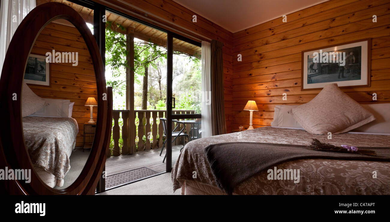 Schöne warme Schlafzimmer Innenraum der Mountain Lodge. Fox Glacier Lodge, Fox Glacier, West Coast, Südinsel, Neuseeland. Stockfoto