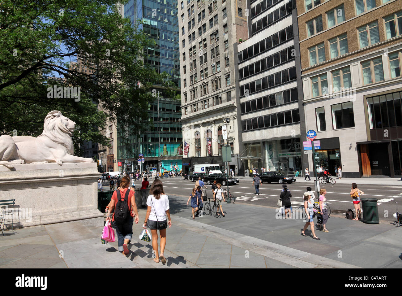 New York City Fifth Avenue in der Nähe von 42nd Street Stockfoto