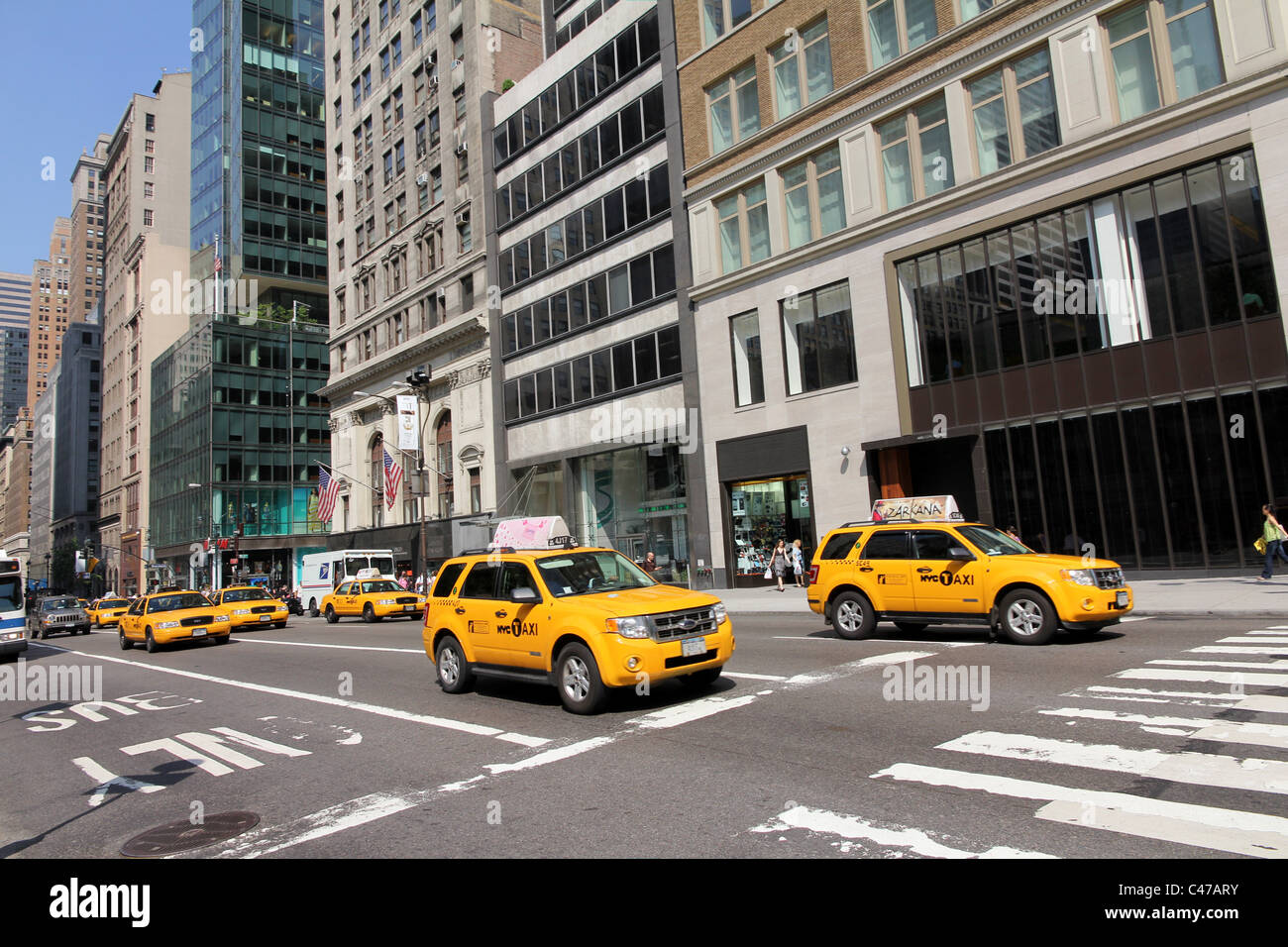 New York City Fifth Avenue in der Nähe von 42nd Street Bürgersteig shopping Shopper Menge cr Stockfoto
