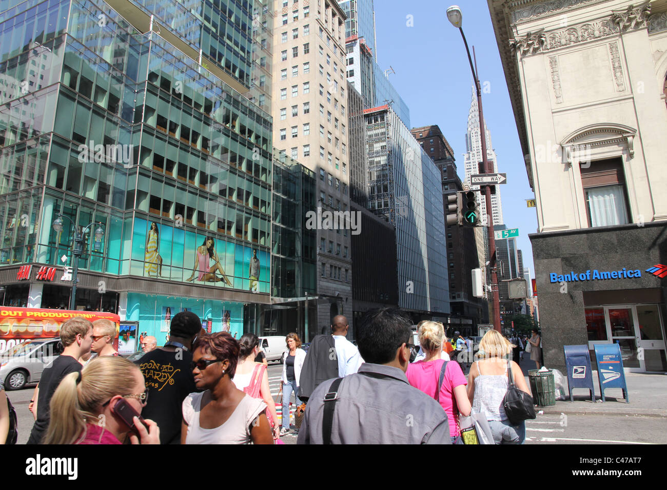New York City Publikum in der Nähe von Fifth Avenue in der Nähe von 42nd Street Stockfoto