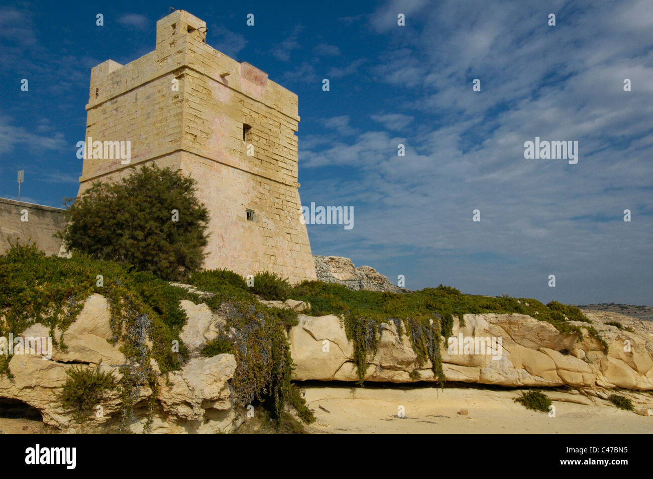Angesichts der geringen Wachtturm Wardija Turm ursprünglich bekannt als Torre della Guardia di Giorno und auch bekannt als Bubaqra Turm gebaut im Jahre 1659 die dreizehnte der De Redin Towers in die Grenzen von Żurrieq, einer Stadt in der südlichen Region von Malta. Stockfoto