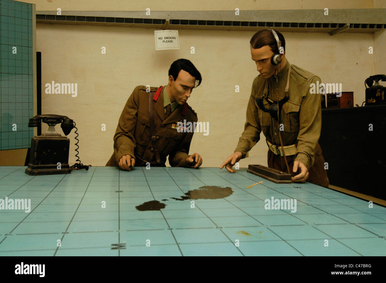 Leben Größe Diorama mit britischen Soldaten in der Operation Zimmer der RAF Sektor Fighter Kontrollraum im Inneren der Lascaris War Rooms, die einen unterirdischen Komplex sind von Tunneln und Kammern, die den Krieg Hauptquartier, von wo aus die Verteidigung der Insel während des Zweiten Weltkrieges durchgeführt wurde, nur ein paar hundert Meter unter dem oberen Barrakka Gardens und der ehrenkompanie Batterie in Valletta die Hauptstadt Maltas untergebracht Stockfoto