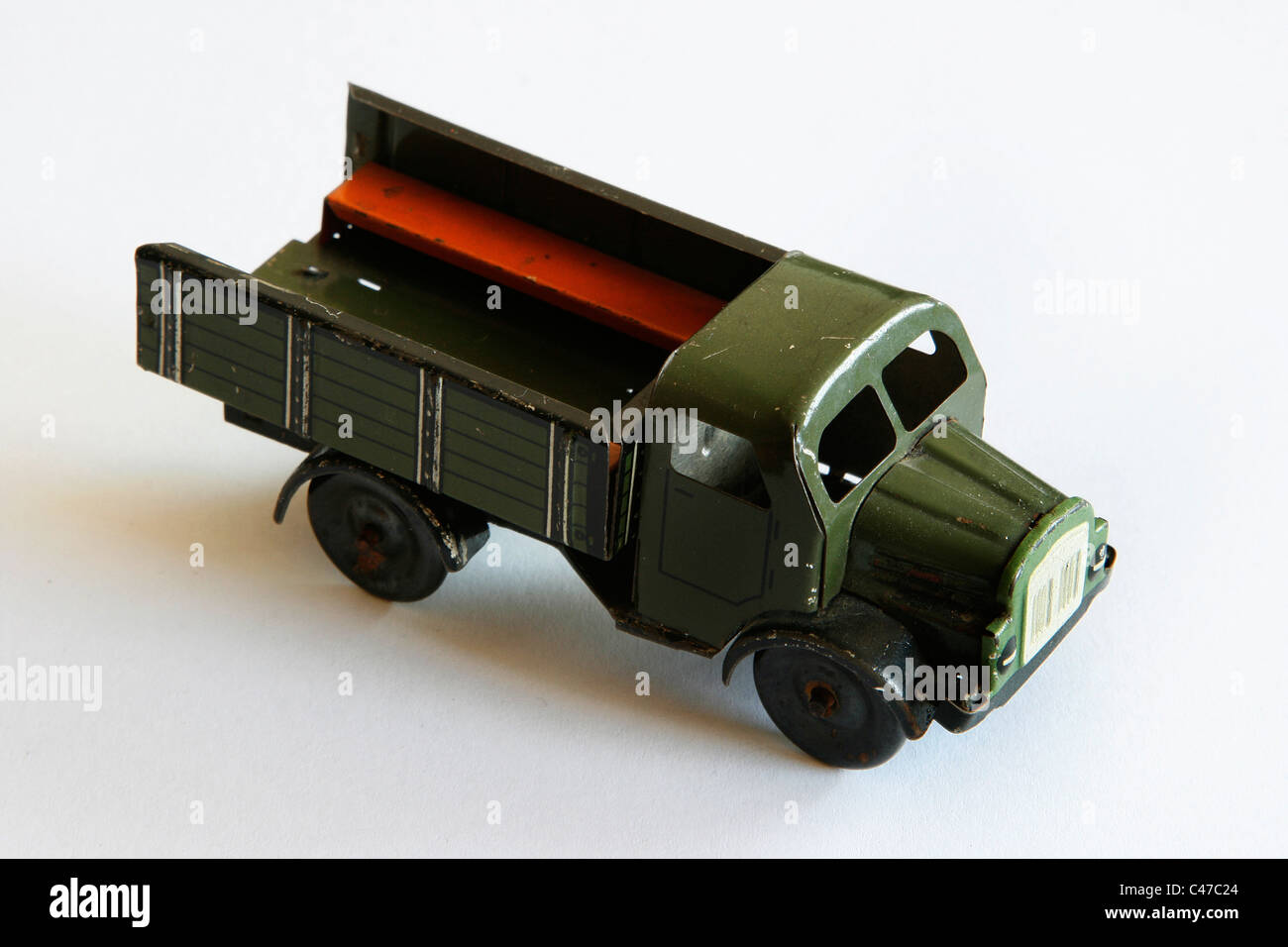 Eine alte Mannschaftswagen G5 aus Blech hergestellt durch MSB Materialschäden Spielzeugwaren Brandenburg in der DDR, DDR Stockfoto
