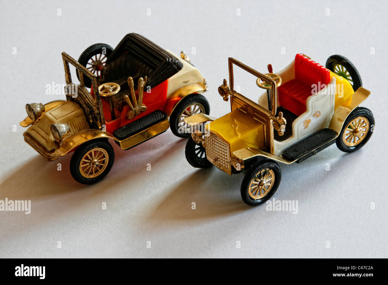Zwei historische Spielzeug-Autos "Wanderer, 1904" mit offener Haube produziert 1966-1976 in der ehemaligen DDR von PSW Berlin, DDR Stockfoto
