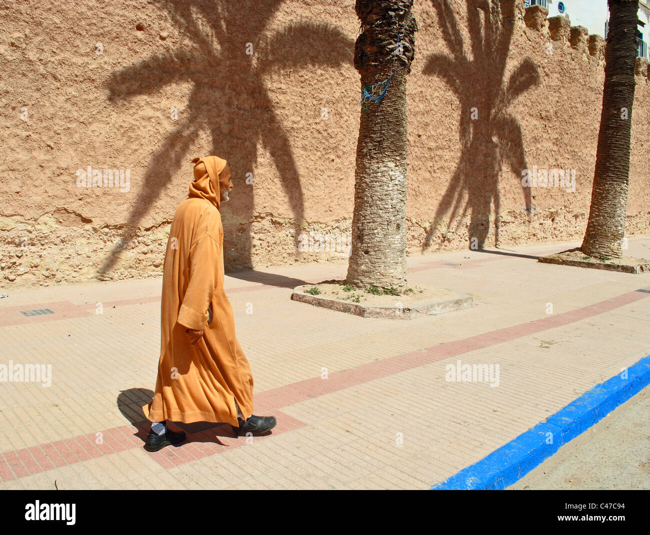 Mann in Jellaba in Essaouira, Marokko Stockfoto