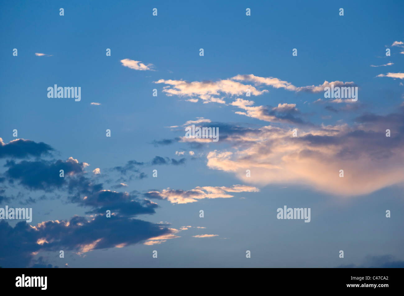 Blues-Himmel mit Wolken Stockfoto