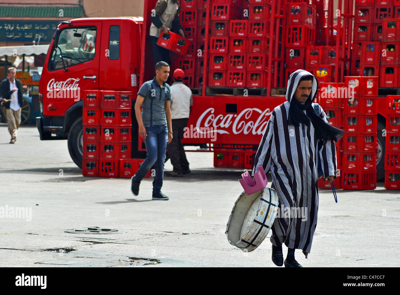 Coke-Truck und marokkanischer Musiker, Marrakesch, Marokko Stockfoto