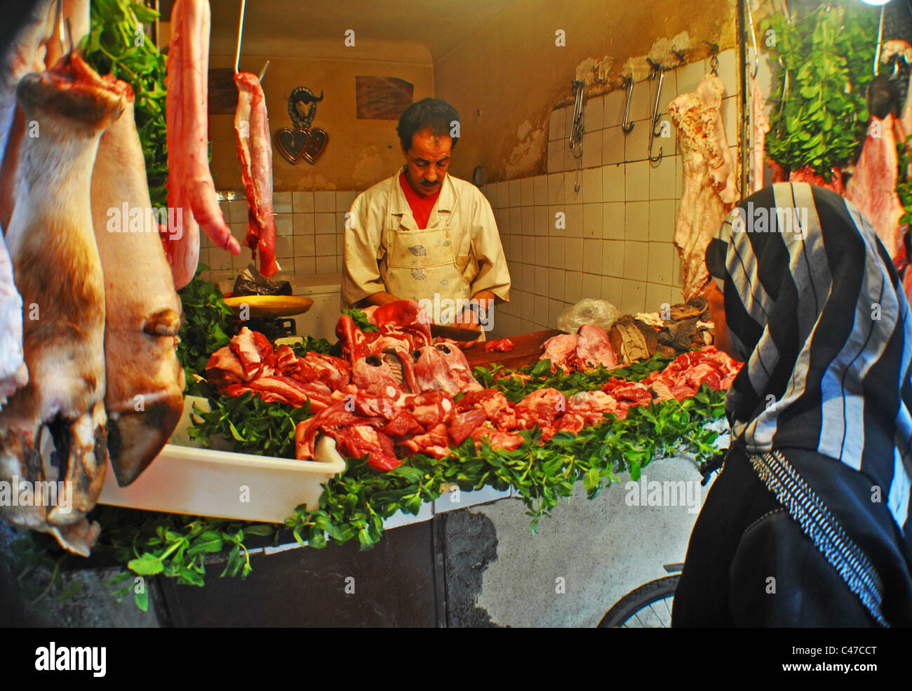 Frau von einem Metzger in Marrakesch in Marokko kaufen Stockfoto