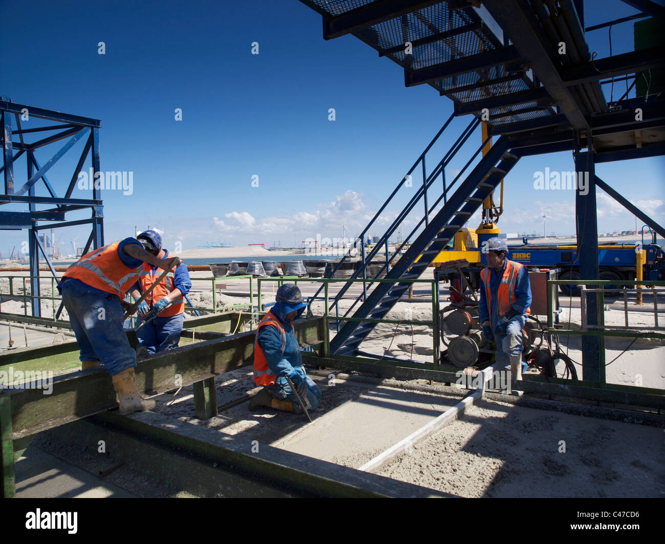 Arbeiter Gießen Beton macht einen neue Kai der Tiefsee port Erweiterung Maasvlakte 2, Rotterdam, Niederlande Stockfoto