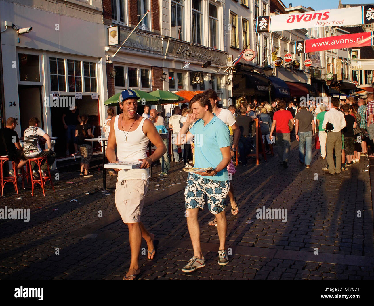 Jungs mit Pizza zum mitnehmen in der Straße bei der Breda jazz Festival, Niederlande Stockfoto