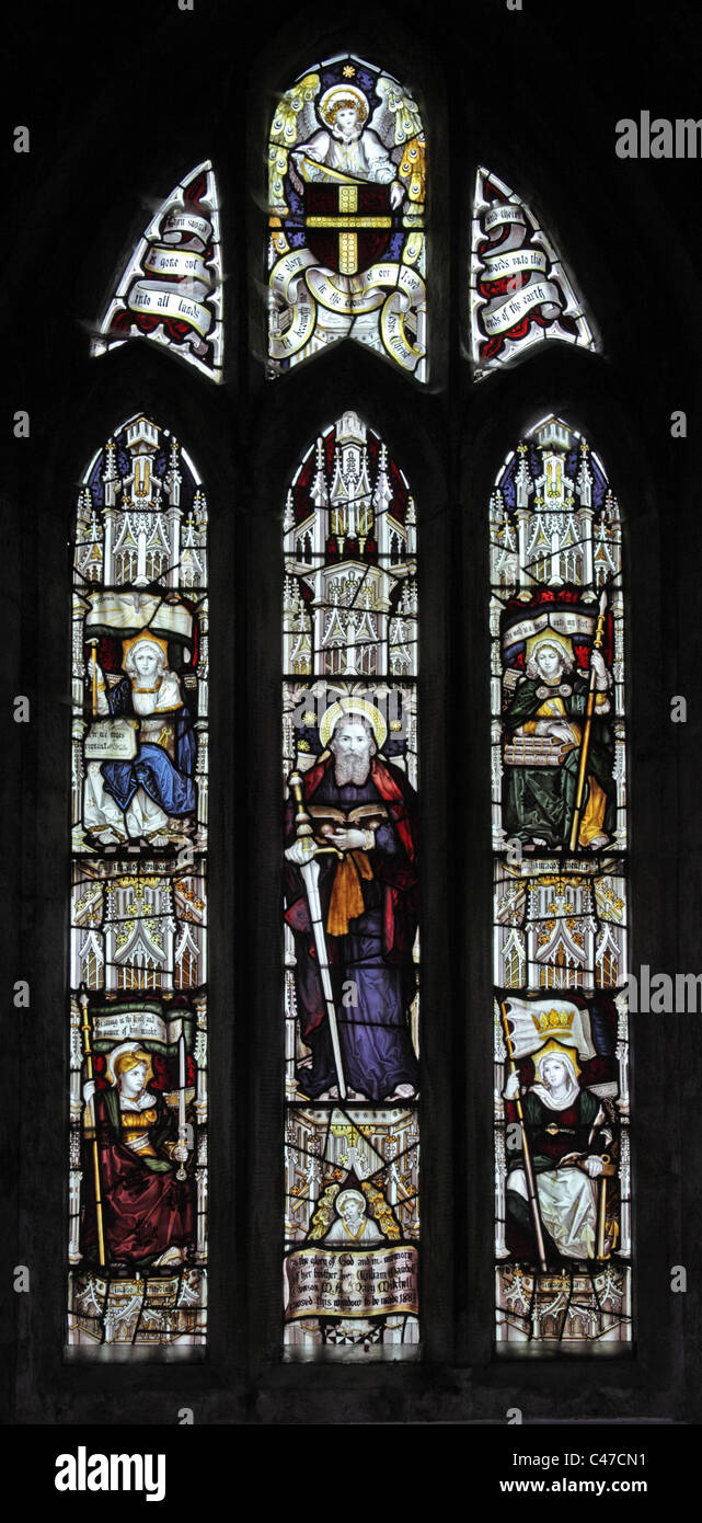 Ein Buntglasfenster bei den Kempe Studios, in dem St. Paul und vier Tugenden, Theologie, Mut, Wisom & Hope, Boltongate Church, Cumbria Stockfoto