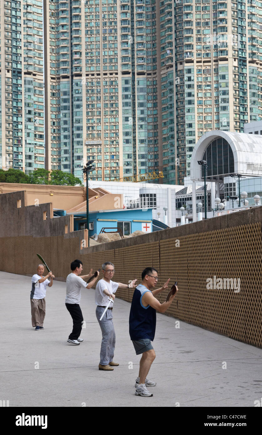 Männer üben Tai Chi mit dem Einsatz von Schwertern in Tsim Sha Tsui, Kowloon Park Hong Kong, China Stockfoto