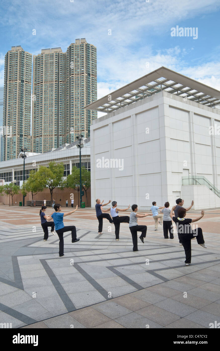 Menschen Sie praktizieren Tai Chi in einer kleinen Gruppe, Kowloon Park, Hong Kong, China Stockfoto