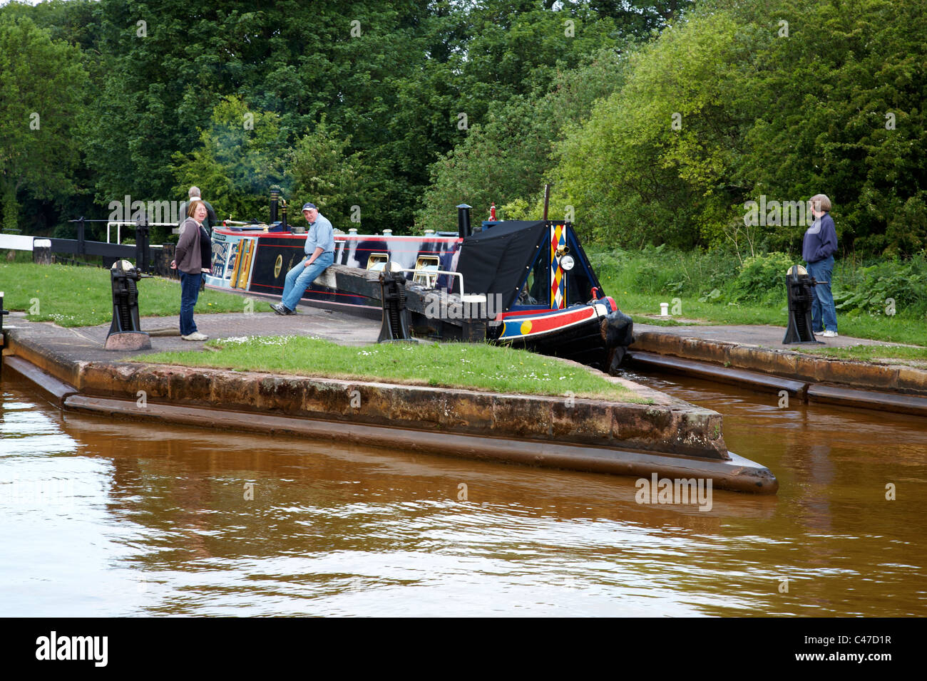 Schmale Boot bei Lawton Schleusen auf dem Trent und Mersey Kanal in Cheshire UK Stockfoto