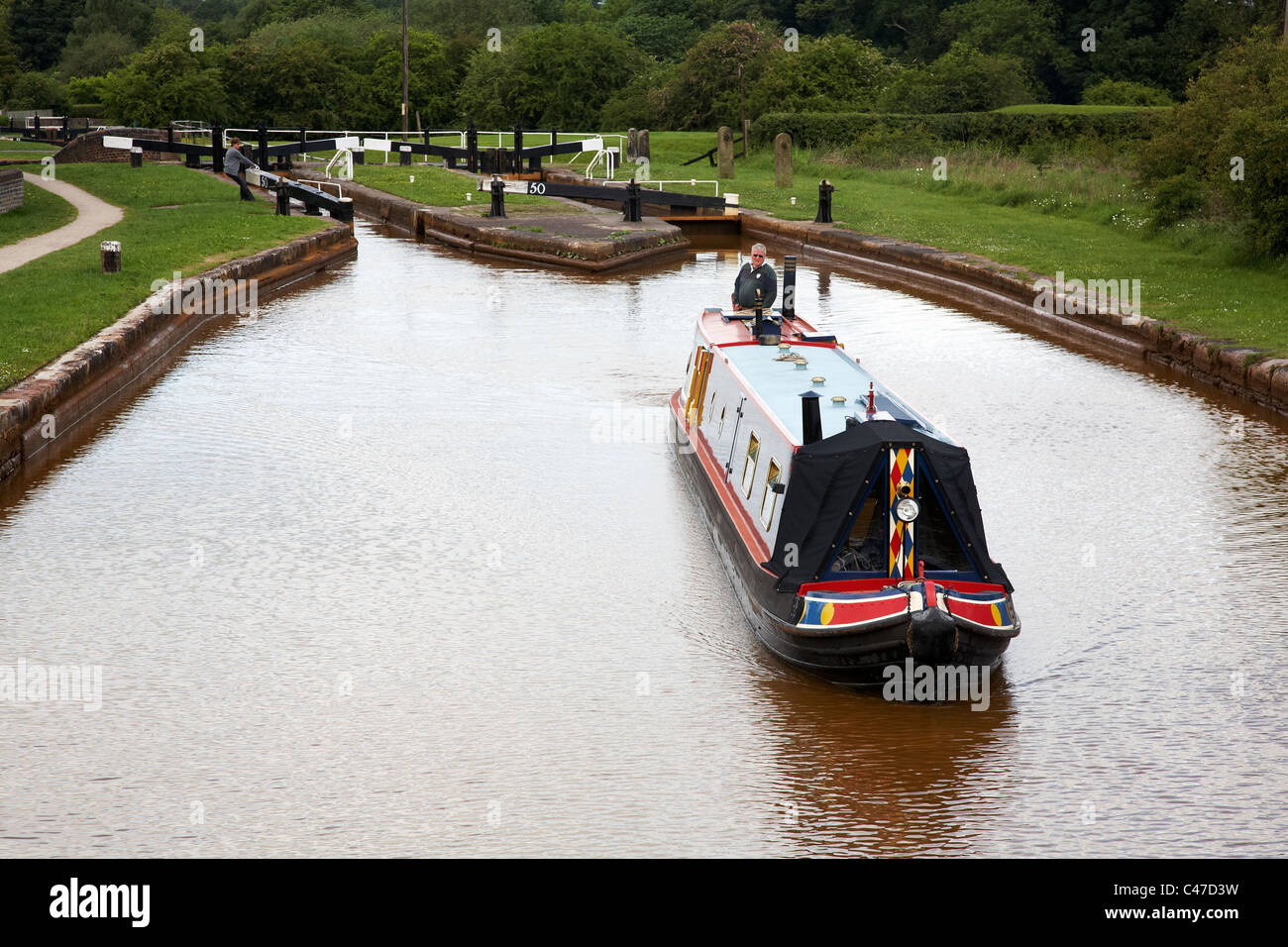 Schmale Boot bei Lawton Schleusen auf dem Trent und Mersey Kanal in Cheshire UK Stockfoto