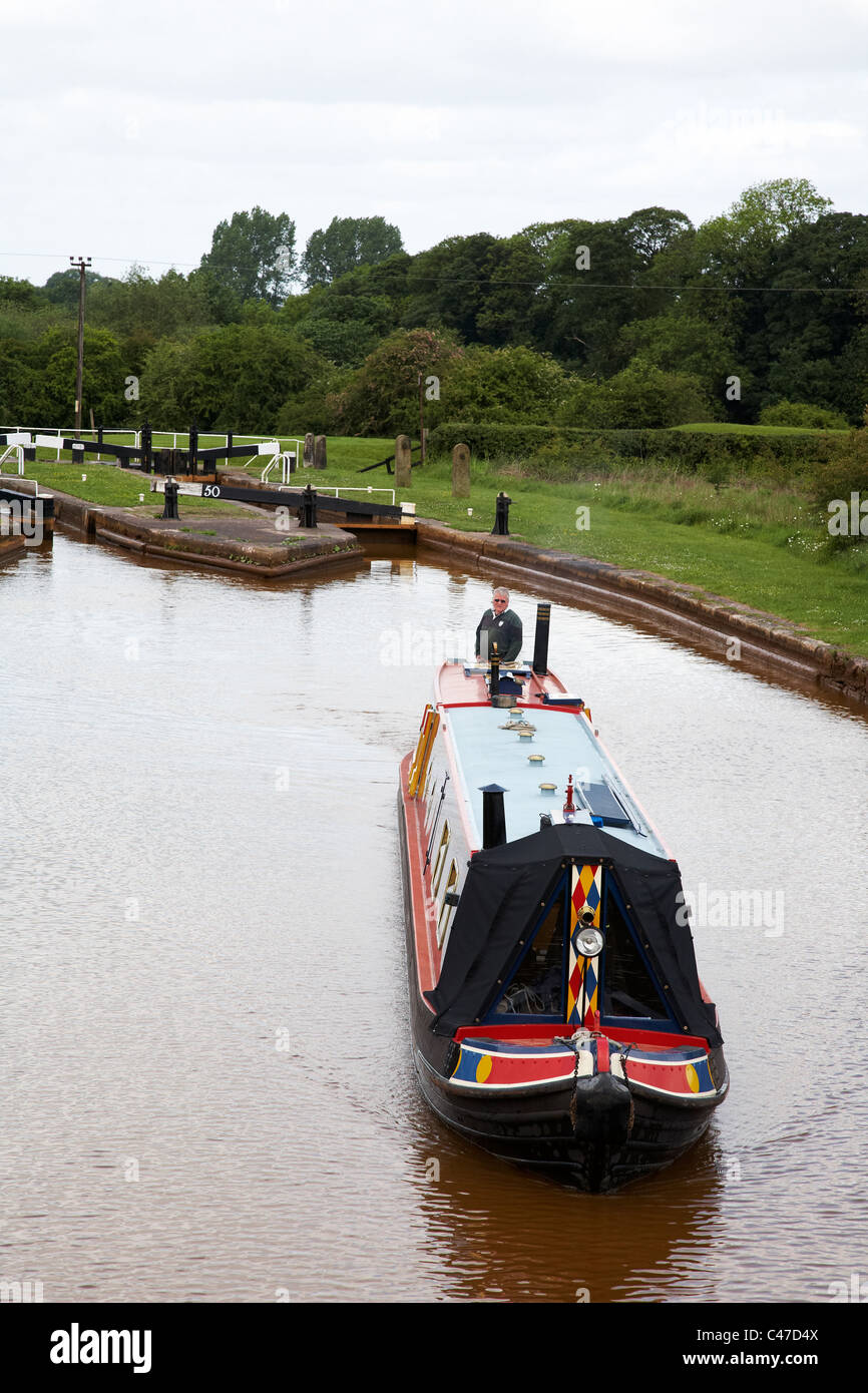 Schmale Boot bei Lawton Schleusen auf dem Trent und Mersey Kanal in Cheshire UK Stockfoto