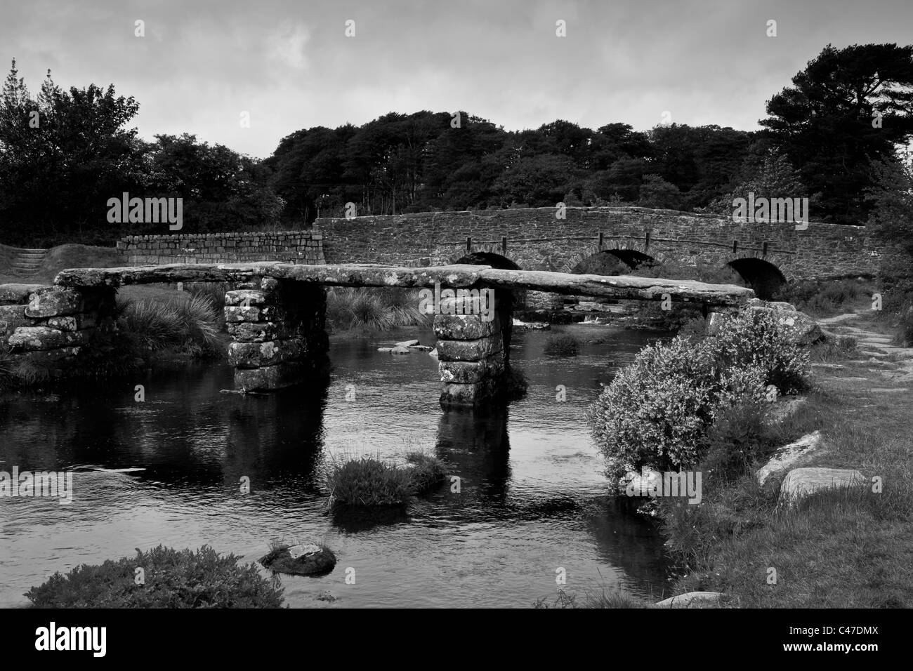 Ein Klöppel Brücke bei Postbridge, im Dartmoor, Devon, East Dart River crossing Stockfoto