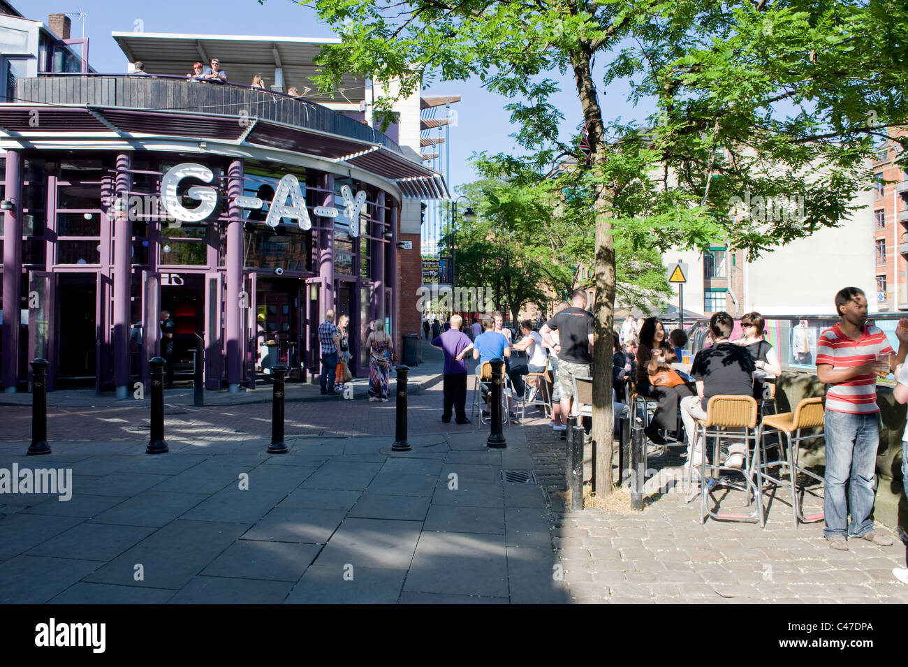 Menschen entspannen Sie sich in Manchesters Canal Street aka das Gay Village an einem sonnigen Tag im Zentrum Stadt. Stockfoto