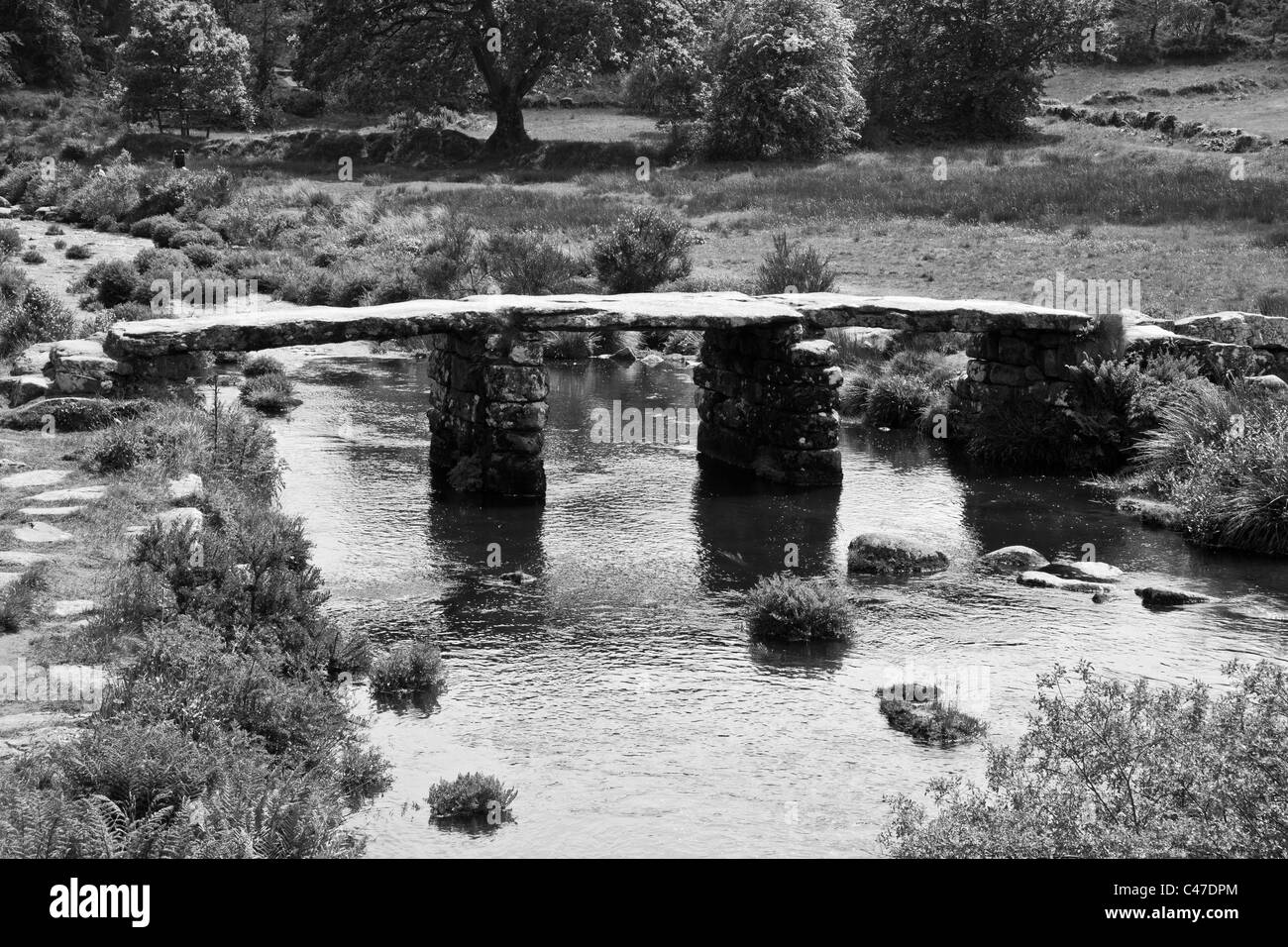 Ein Klöppel Brücke bei Postbridge, im Dartmoor, Devon, East Dart River crossing Stockfoto