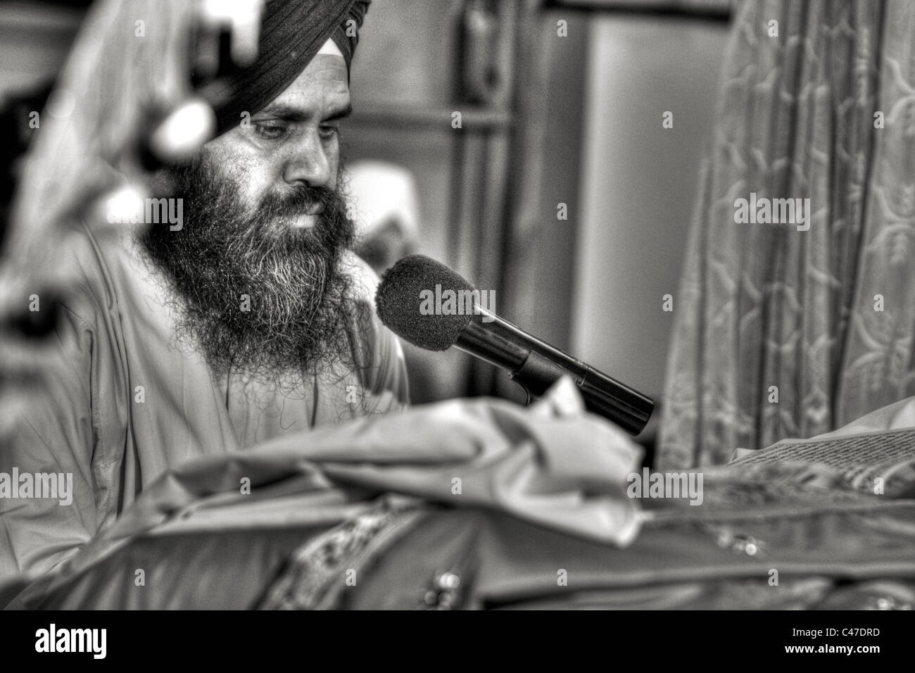 Sikh Geistlicher Lesung aus dem Koran, Koran, preacing ihre Lehren Stockfoto