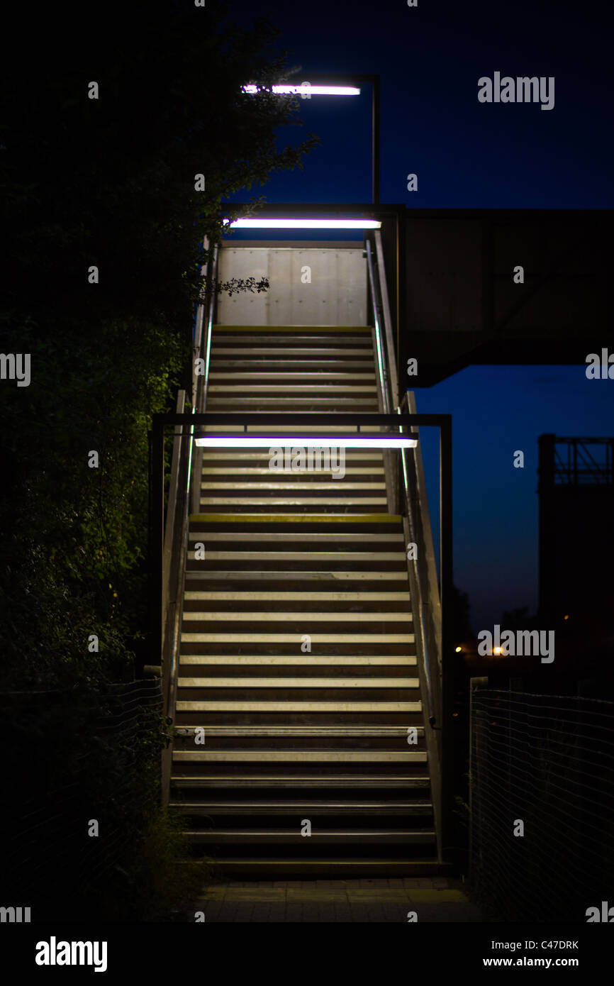 Eine beleuchtete Treppe in der Nacht Stockfoto