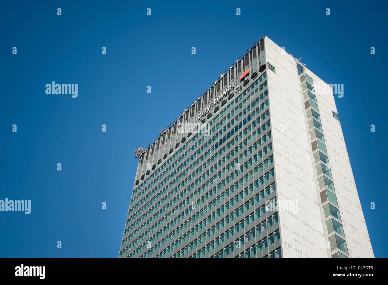 City Tower Piccadilly, Manchester, erschossen vor einem strahlend blauen Himmel. Stockfoto