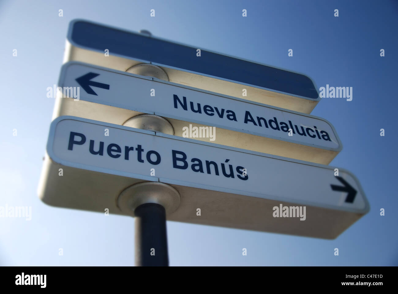 Straßenschild für Puerto Banus und Nueva Andalucia Puerto Banus Spanien Europa Stockfoto